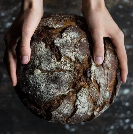 domowy młynek do mielenia mąki to świetny sposób na naturalny i świeży chleb